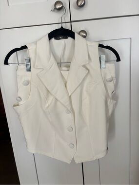 Sleeveless Tailored Vest in White – Polished Button-Front Waistcoat